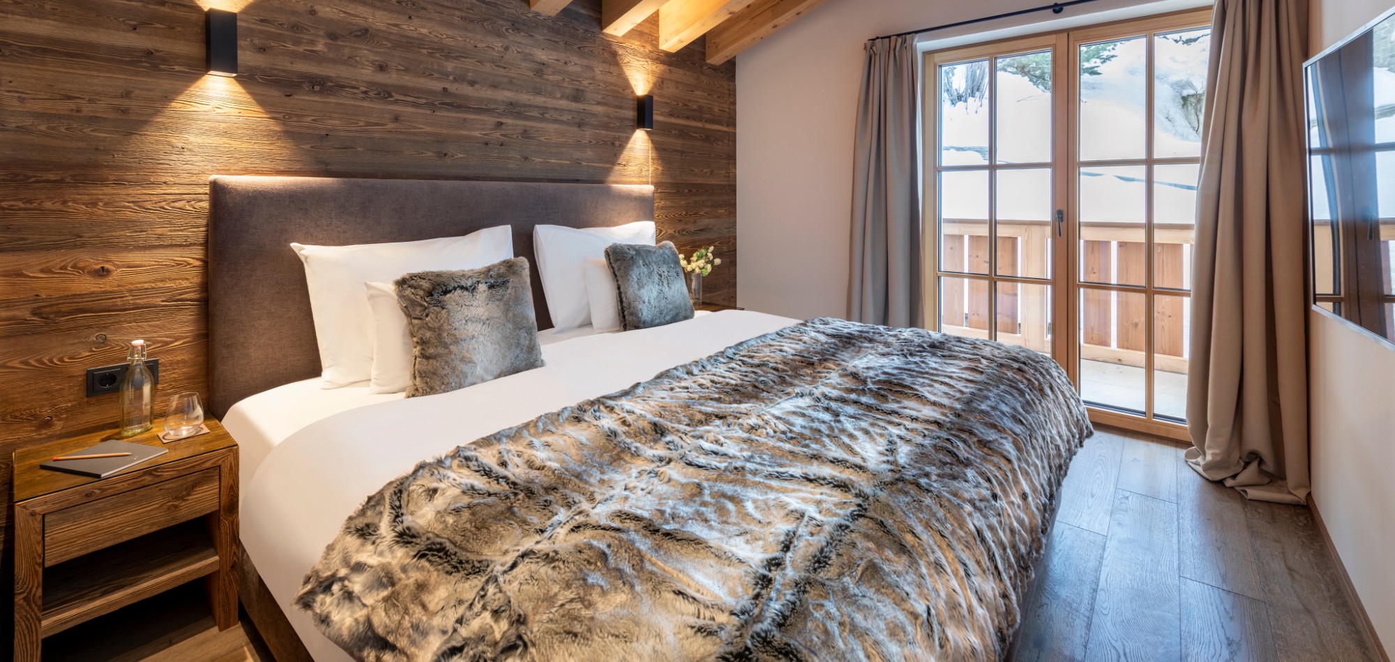 Brunnenhof_11_Lech_Oxford_Ski_Luxury_Chalet_Bedroom_2.jpg