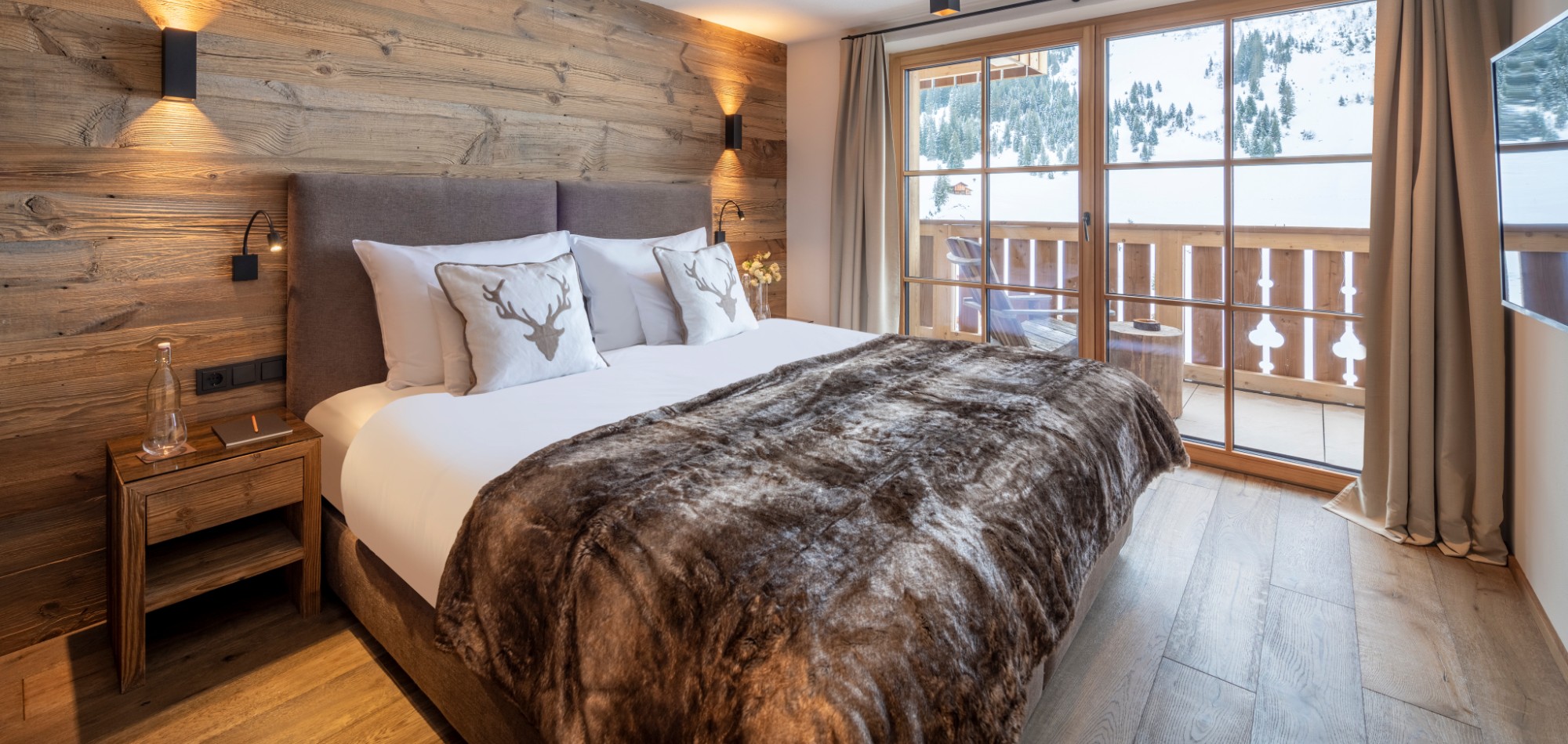 Brunnenhof_11_Lech_Oxford_Ski_Luxury_Chalet_Bedroom_3.jpg