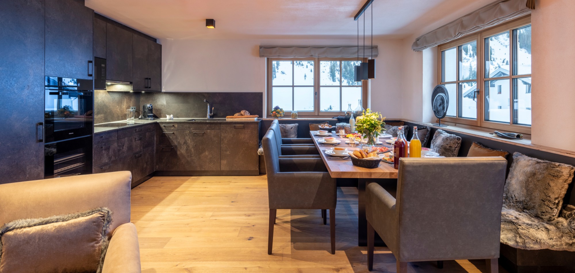 Brunnenhof_4_Lech_Oxford_Ski_Luxury_Chalet_Dining_Kitchen.jpg