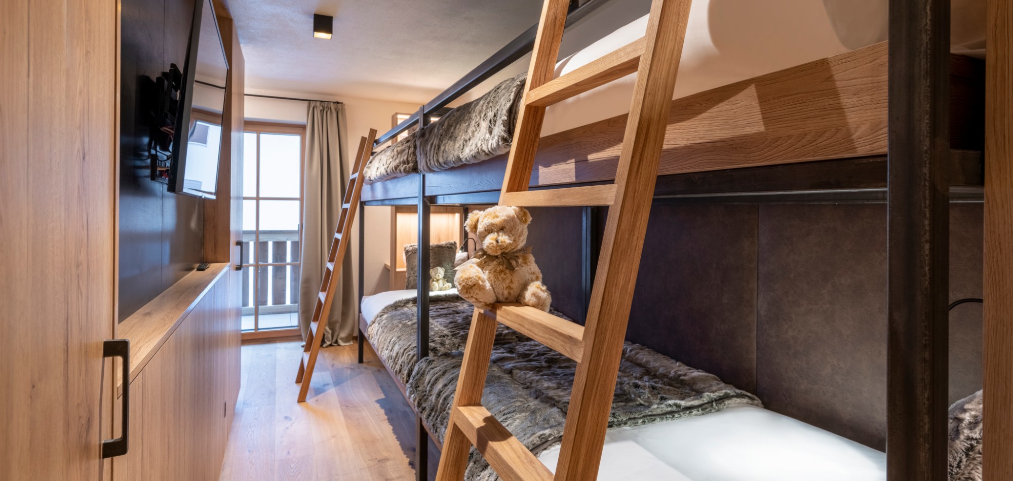 Brunnenhof_4_Lech_Oxford_Ski_Luxury_Chalet_Bunk_Room.jpg