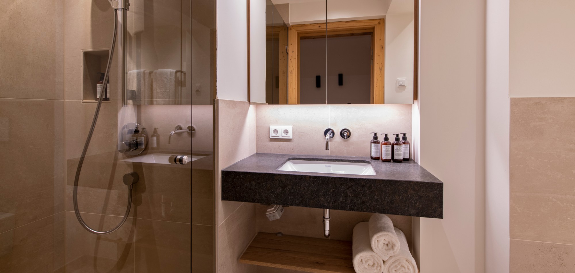 Brunnenhof_4_Lech_Oxford_Ski_Luxury_Chalet_Bathroom.jpg