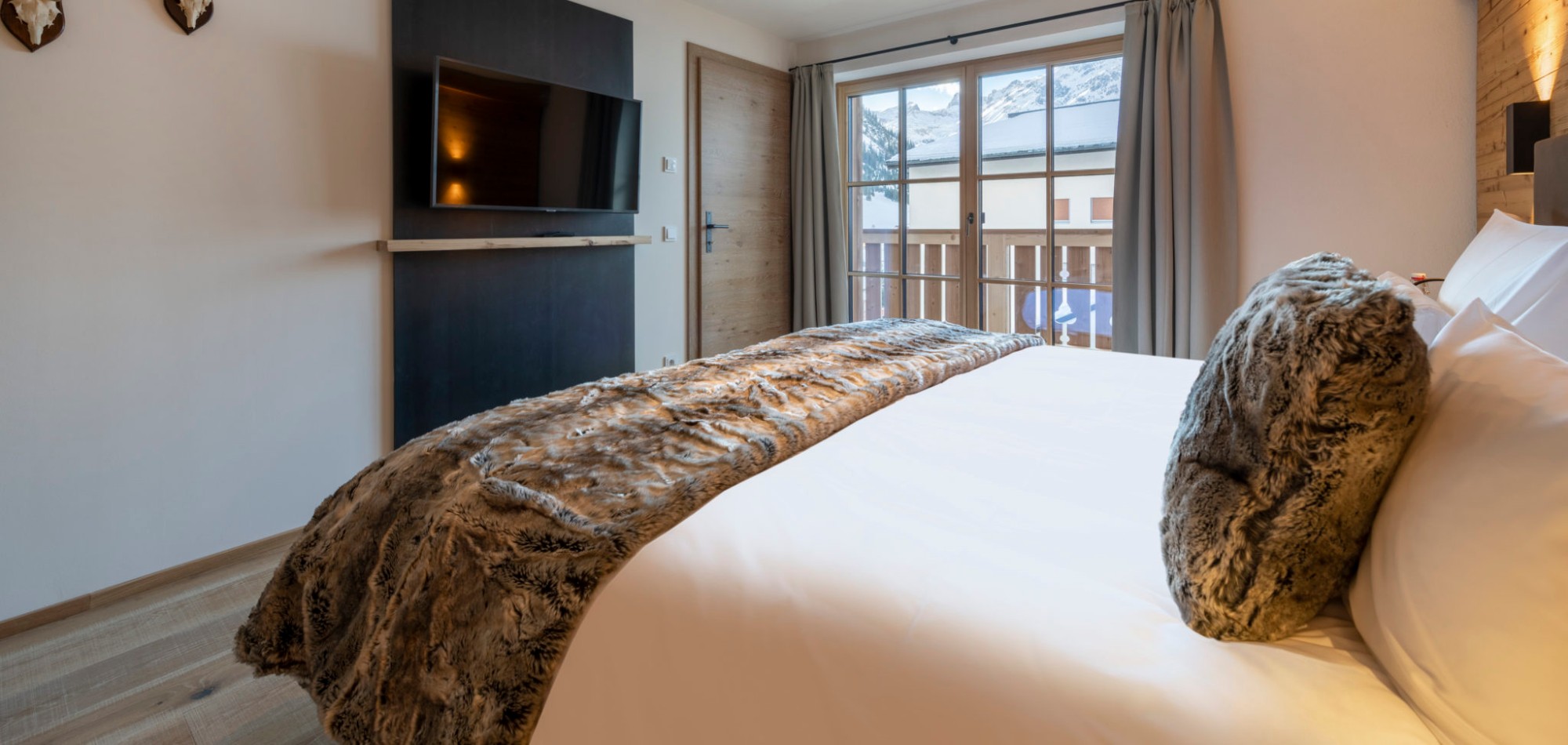 Brunnenhof_7_Lech_Oxford_Ski_Luxury_Chalet_Bedroom_2.jpg