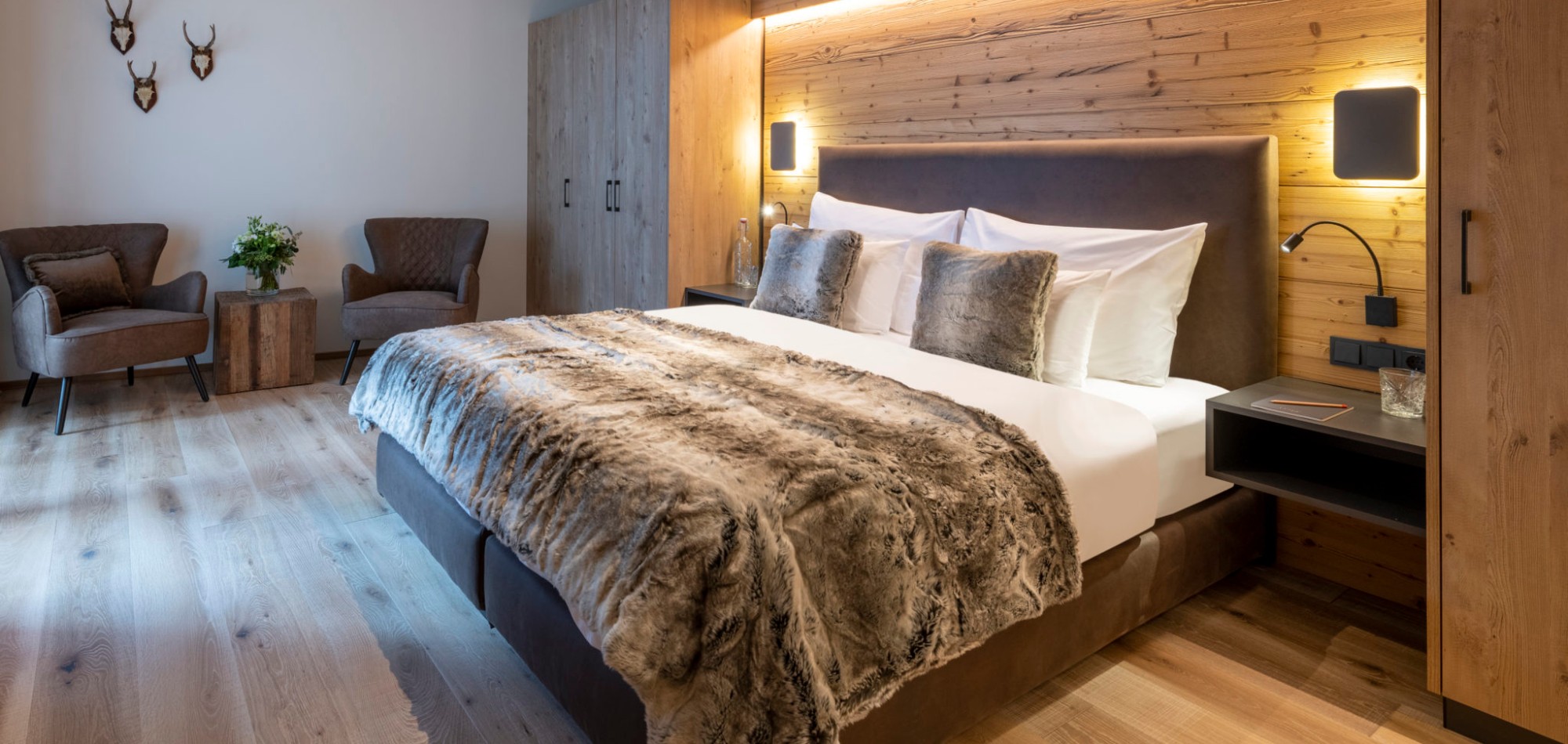 Brunnenhof_3_Lech_Oxford_Ski_Luxury_Chalet_Bedroom_3.jpg