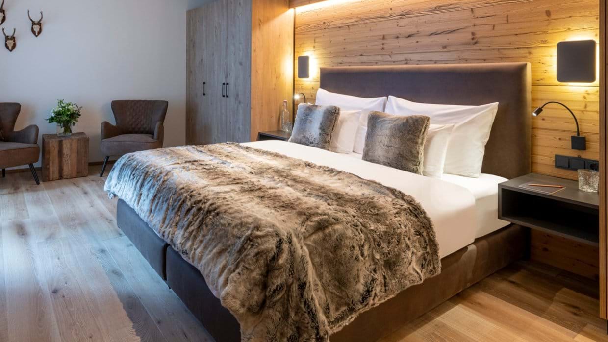 Brunnenhof_3_Lech_Oxford_Ski_Luxury_Chalet_Bedroom_3.jpg
