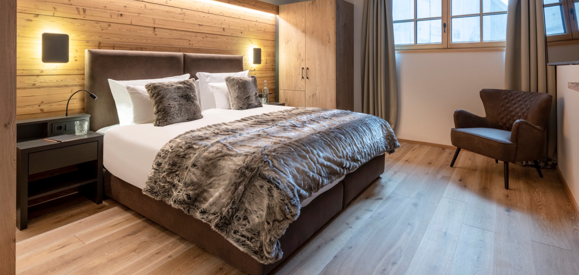 Brunnenhof_3_Lech_Oxford_Ski_Luxury_Chalet_Bedroom_2.jpg
