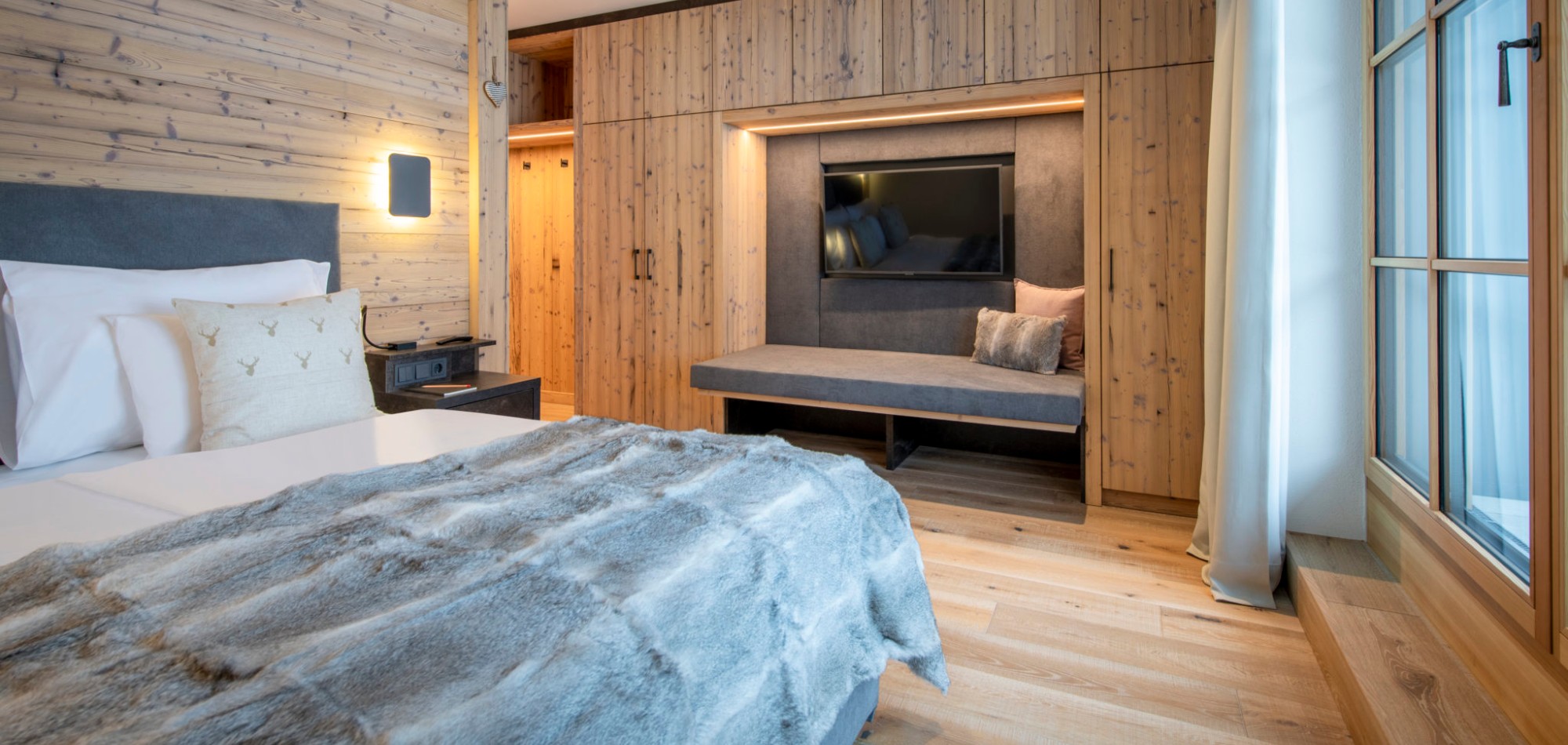 Brunnenhof_2_Lech_Oxford_Ski_Luxury_Chalet_Bedroom_2.jpg