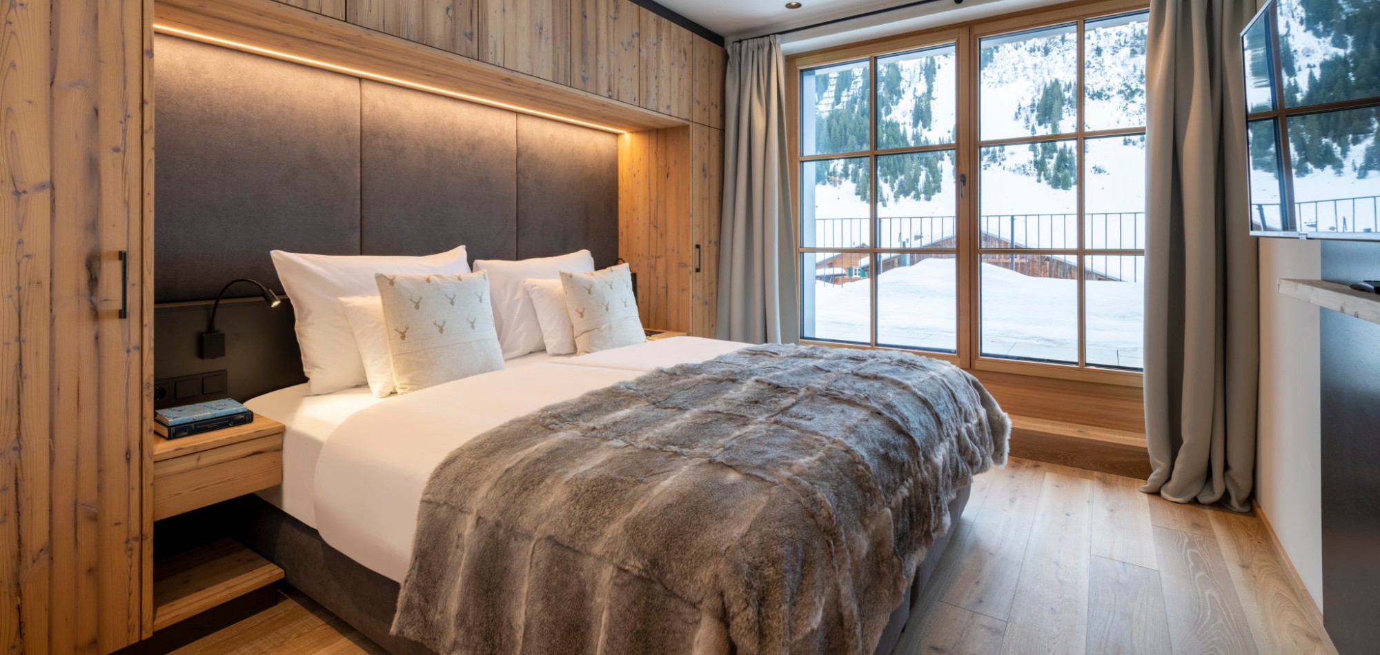 Brunnenhof_2_Lech_Oxford_Ski_Luxury_Chalet_Bedroom.jpg