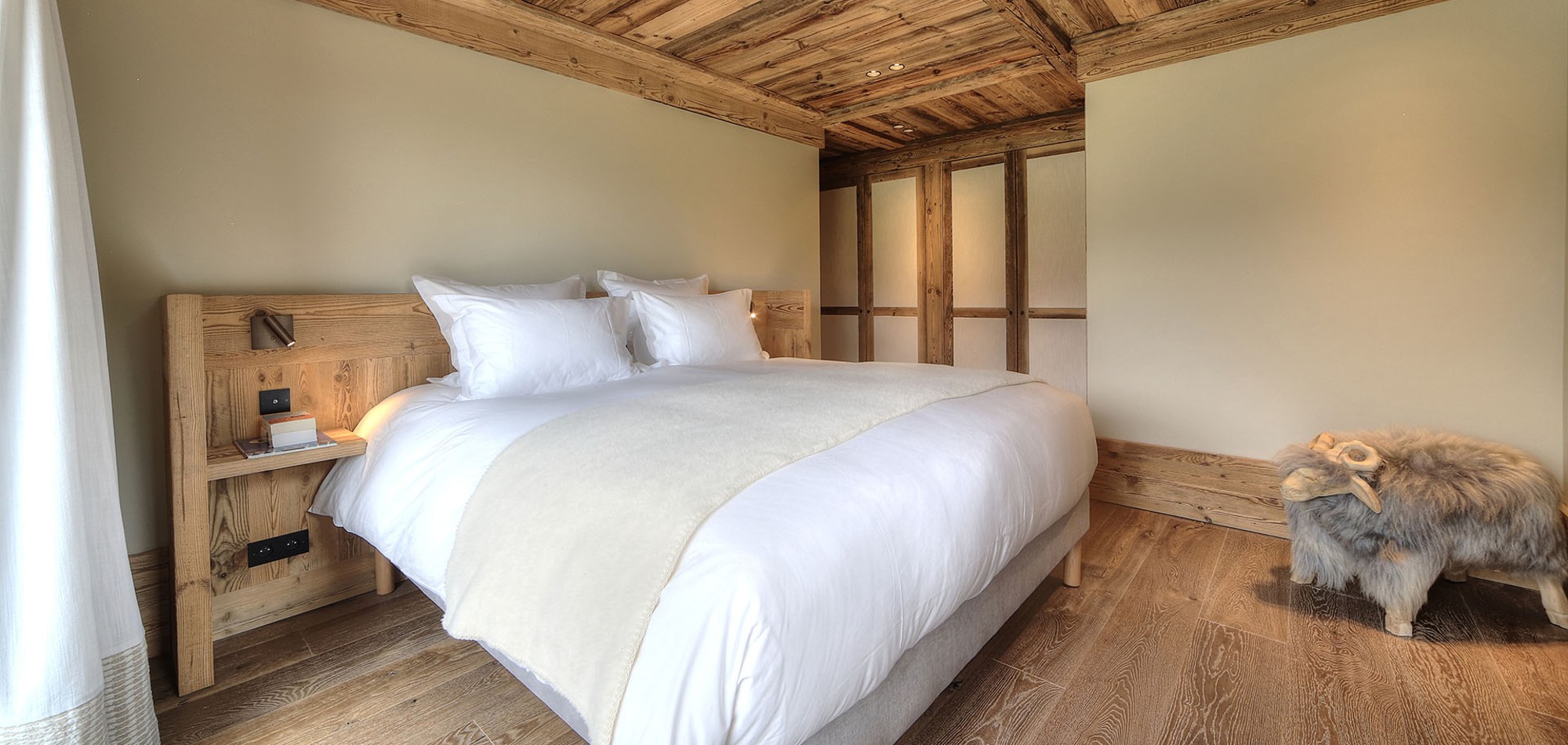 chalet_hirvi_luxury_oxford_ski_bedroom_5.jpg