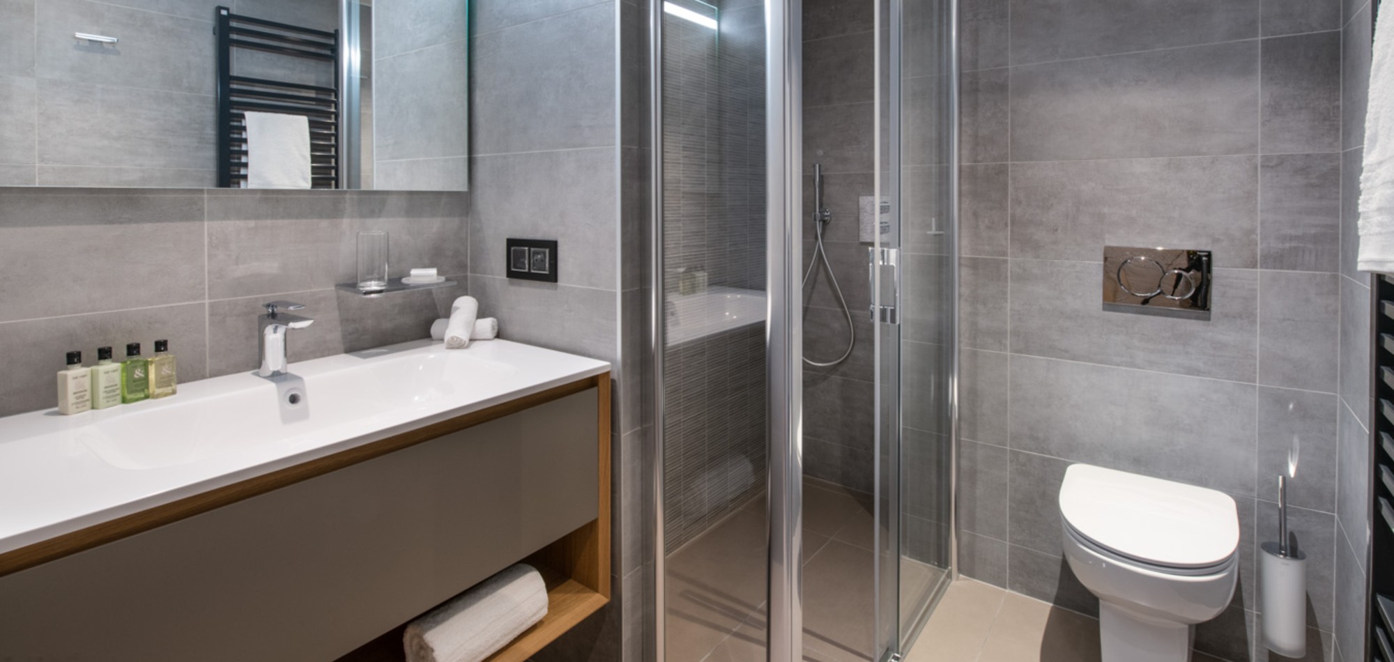 manali_lodge_courchevel_luxury_oxford_ski_bathroom.jpg