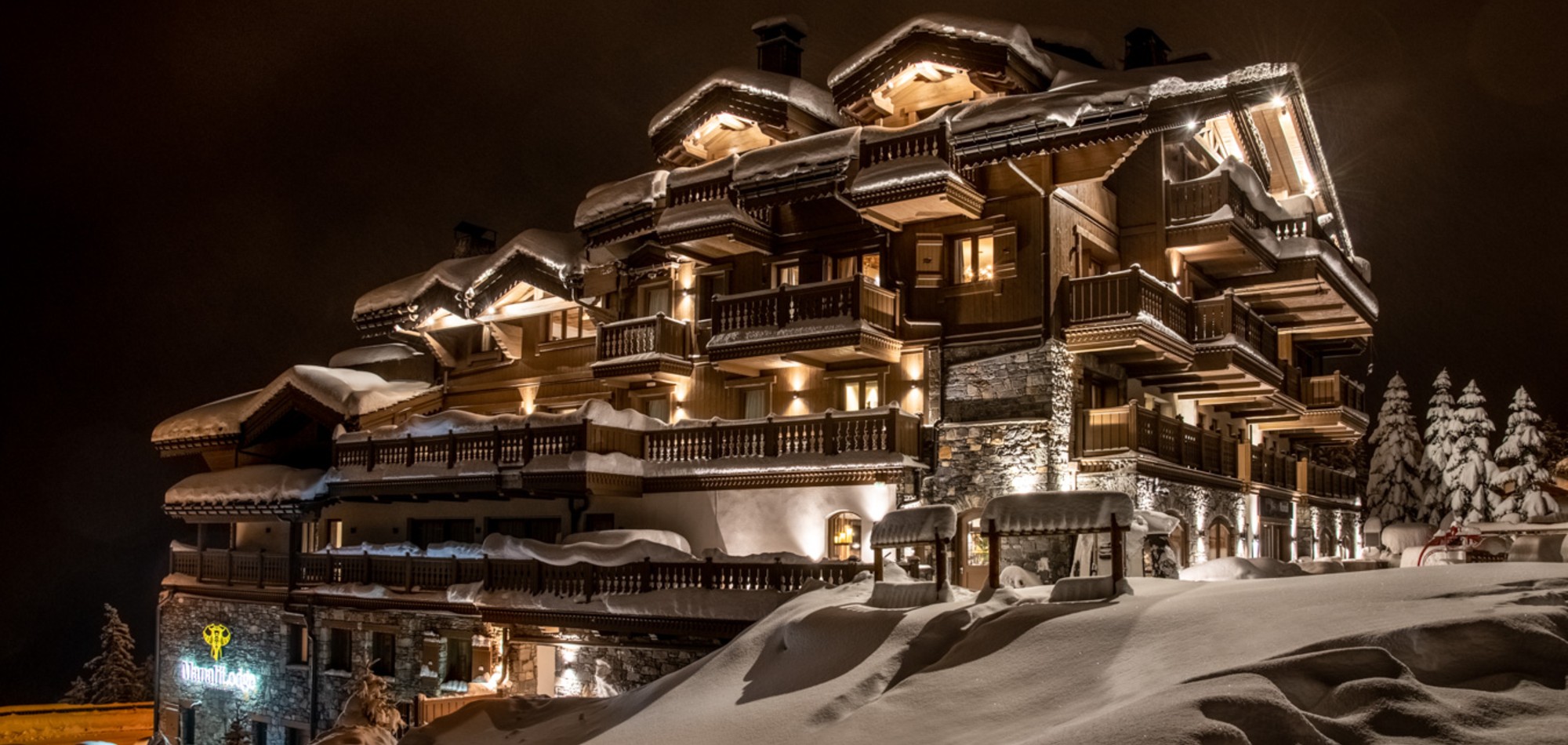 manali_lodge_courchevel_luxury_oxford_ski_night.jpg