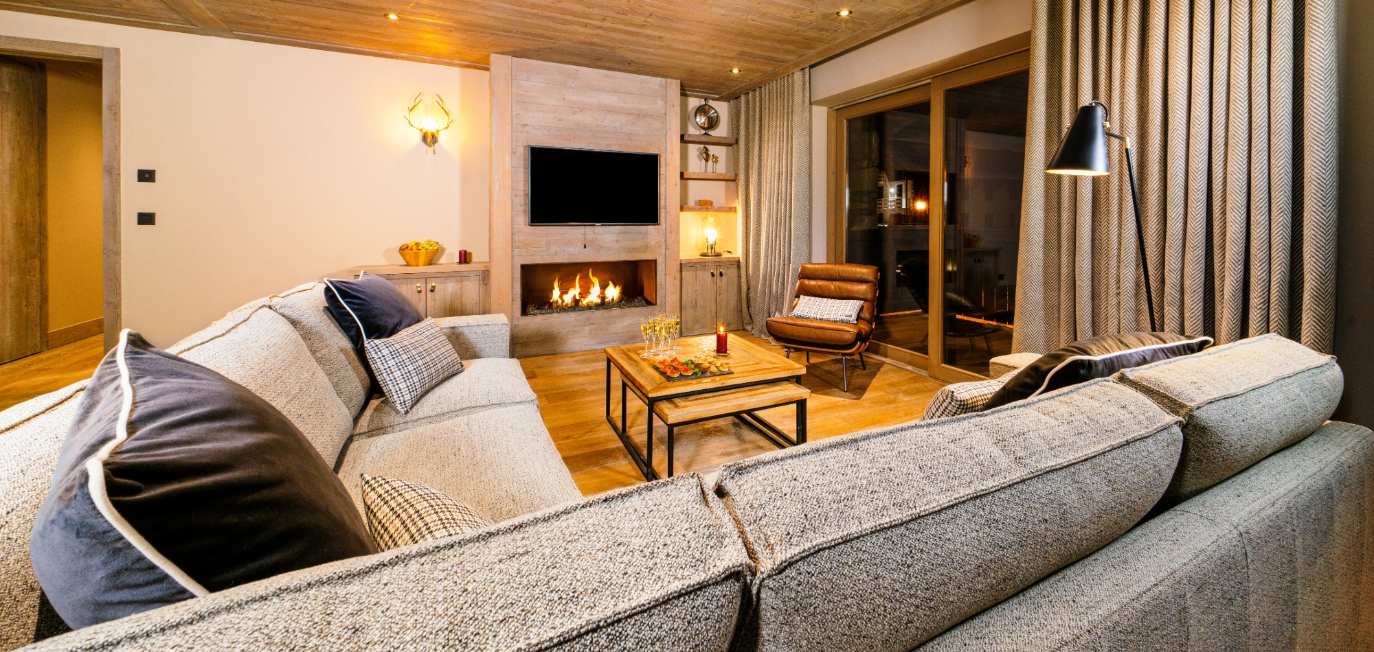 luxury_ski_chalet_oxford_ski_aspen_house_loft_living2.jpg