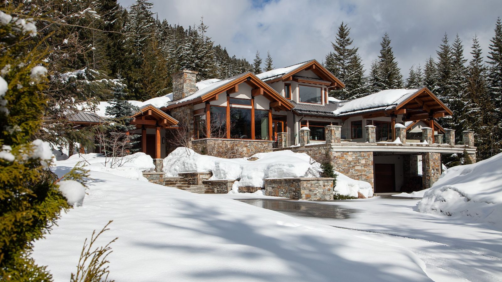 luxury_ski_chalet_whistler_heli_chalet_oxford_ski (1).jpg