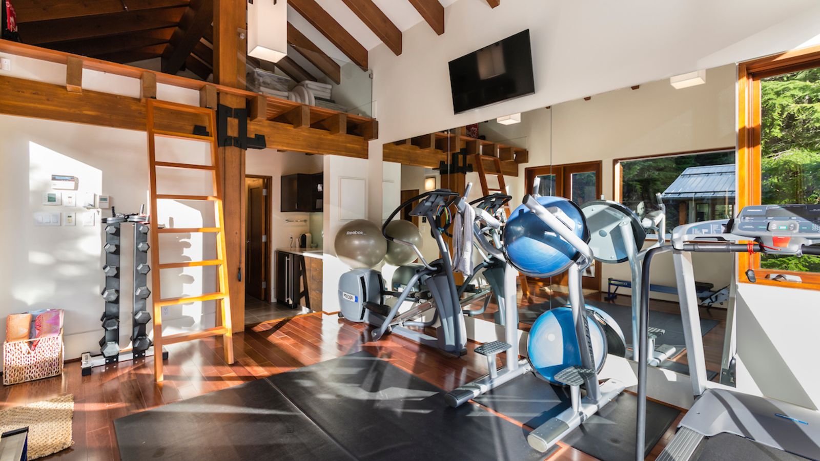 luxury_ski_chalet_whistler_heli_chalet_oxford_ski (34).jpg