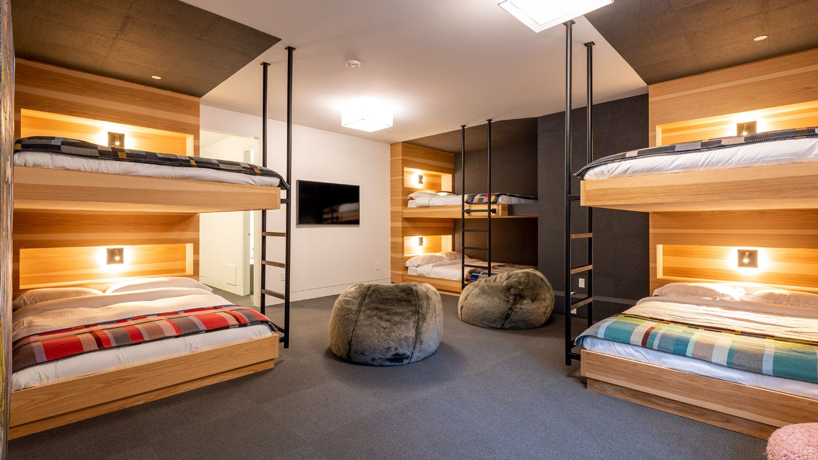 luxury-ski-chalet-whistler-chalet-esha-oxford-ski  (12).jpg