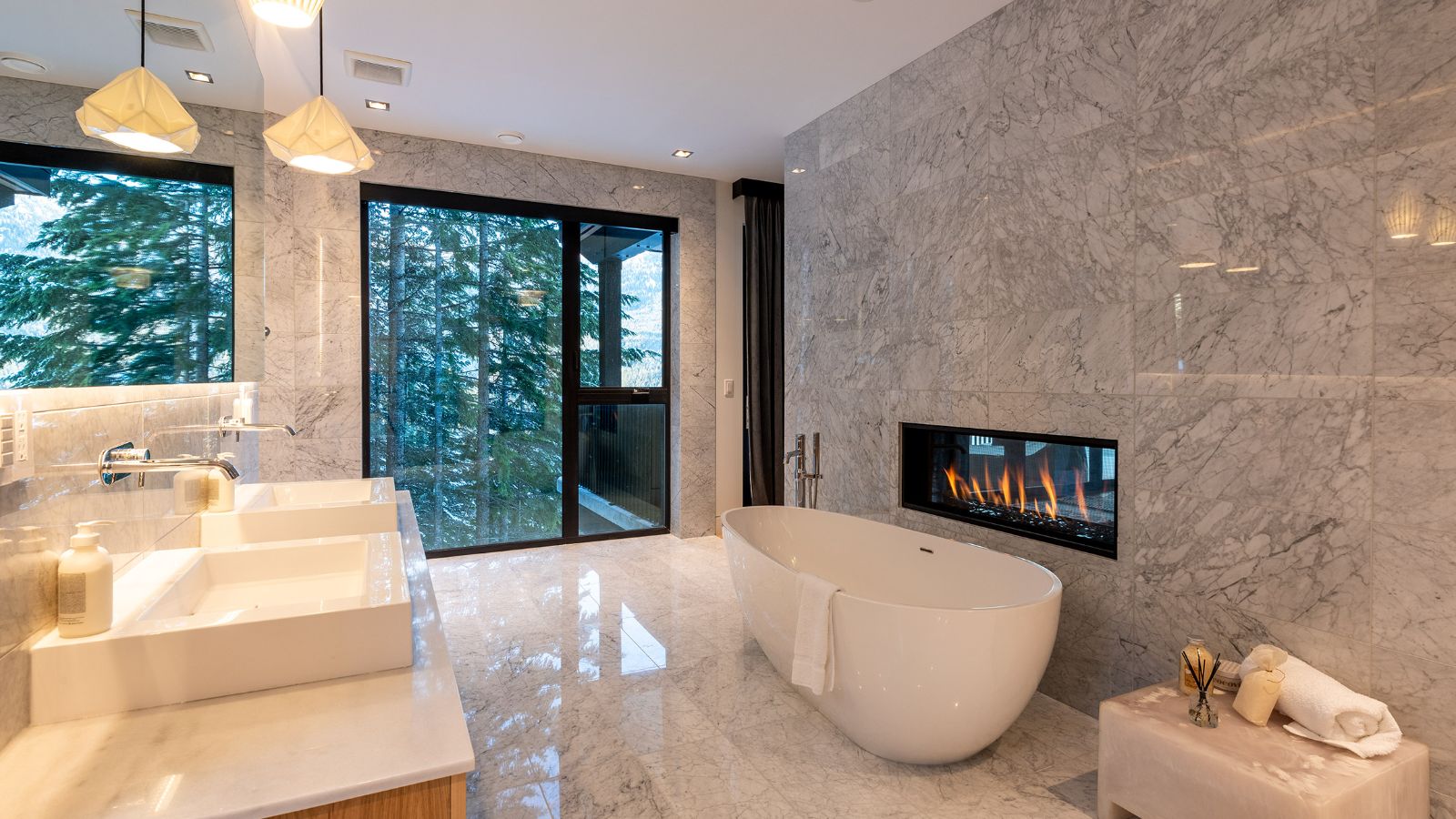 luxury-ski-chalet-whistler-chalet-esha-oxford-ski  (16).jpg