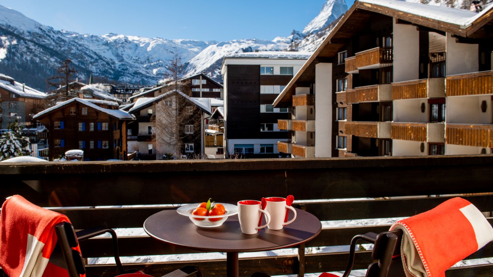 Luxury-ski-hotel-zermatt-hotel-schweizerhof-oxford-ski-view.jpg