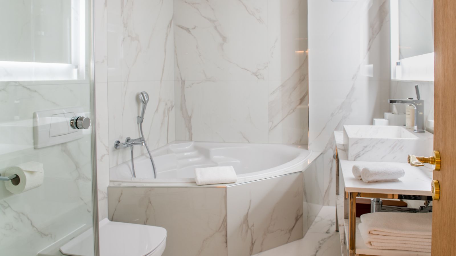 Luxury-ski-hotel-zermatt-hotel-schweizerhof-oxford-ski-bathroom (1).jpg