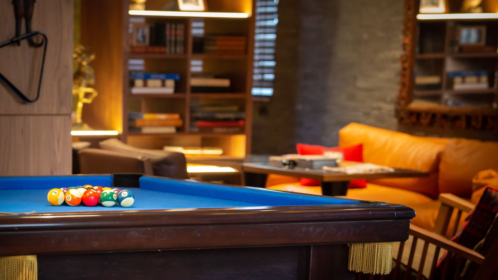 Luxury-ski-hotel-zermatt-hotel-schweizerhof-oxford-ski-fumoir (3).JPG