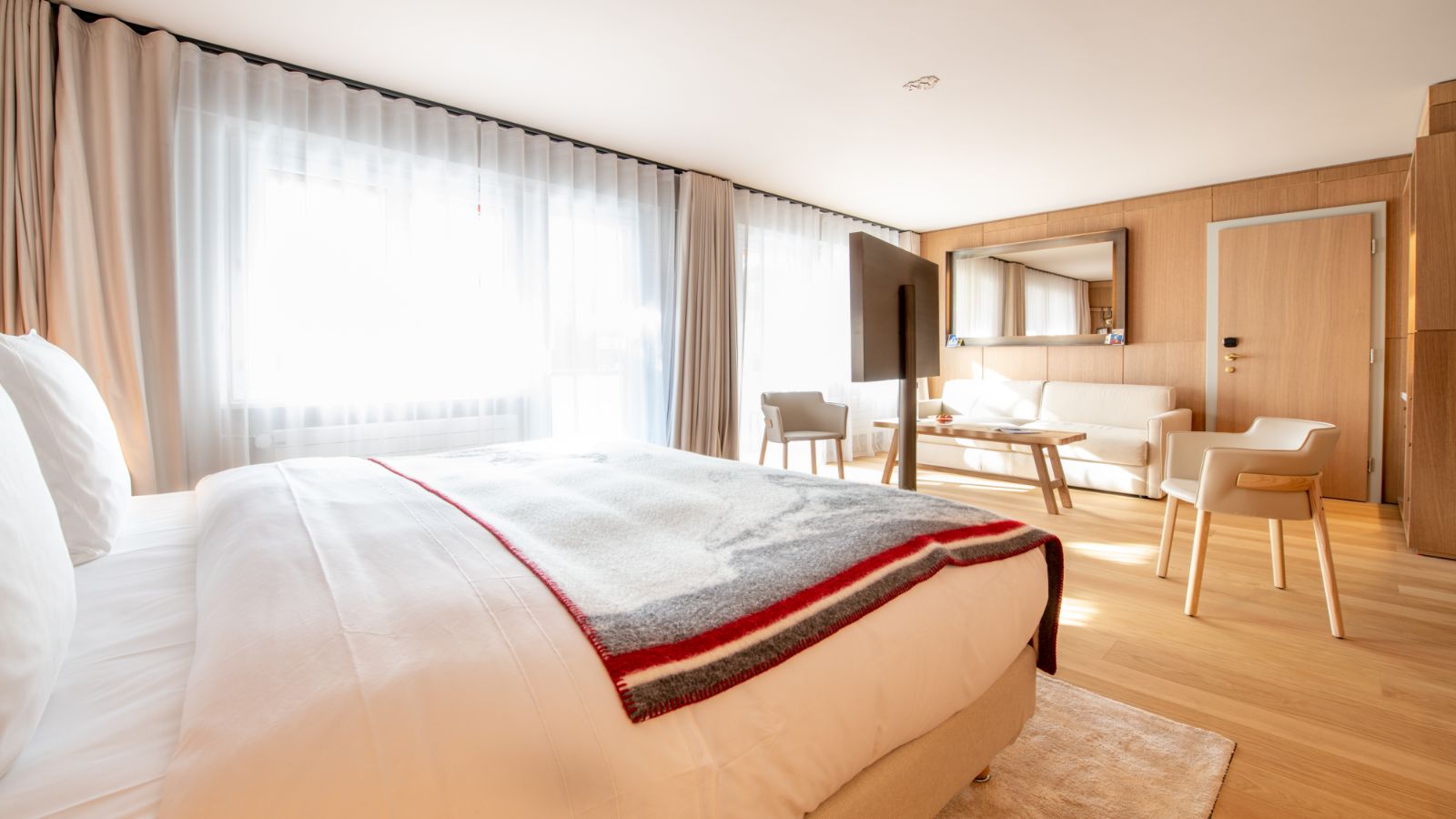 Luxury-ski-hotel-zermatt-hotel-schweizerhof-oxford-ski-junior-suite (2).jpg