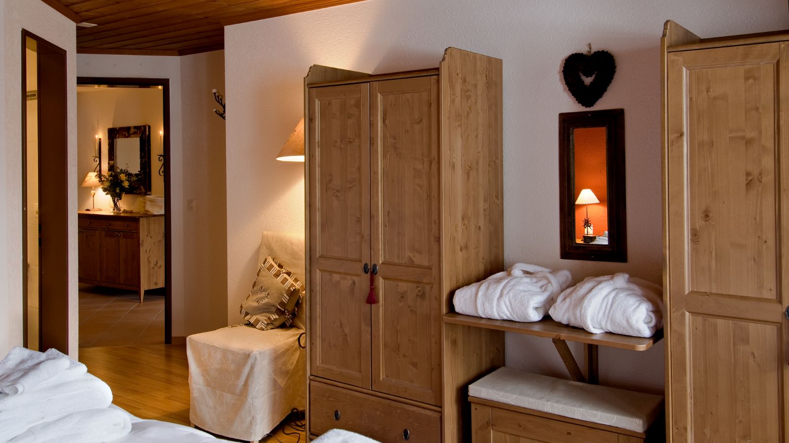 Luxury-ski-chalet-zermatt-venus-bed (3).jpg