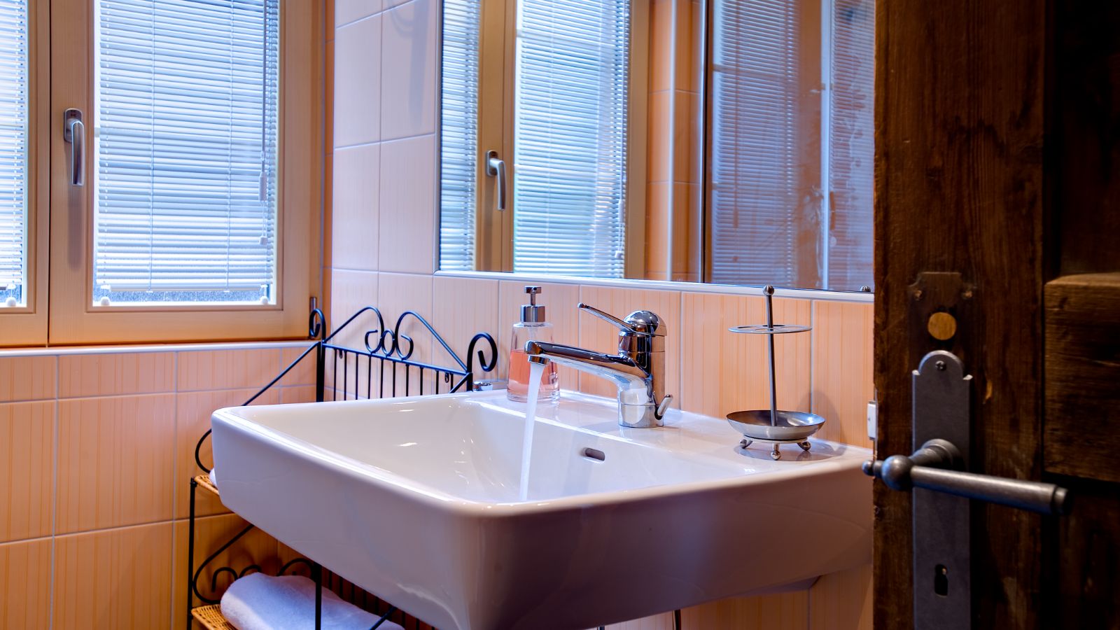 Luxury-ski-chalet-zermatt-chalet-heidi-oxford-bathroom.jpg