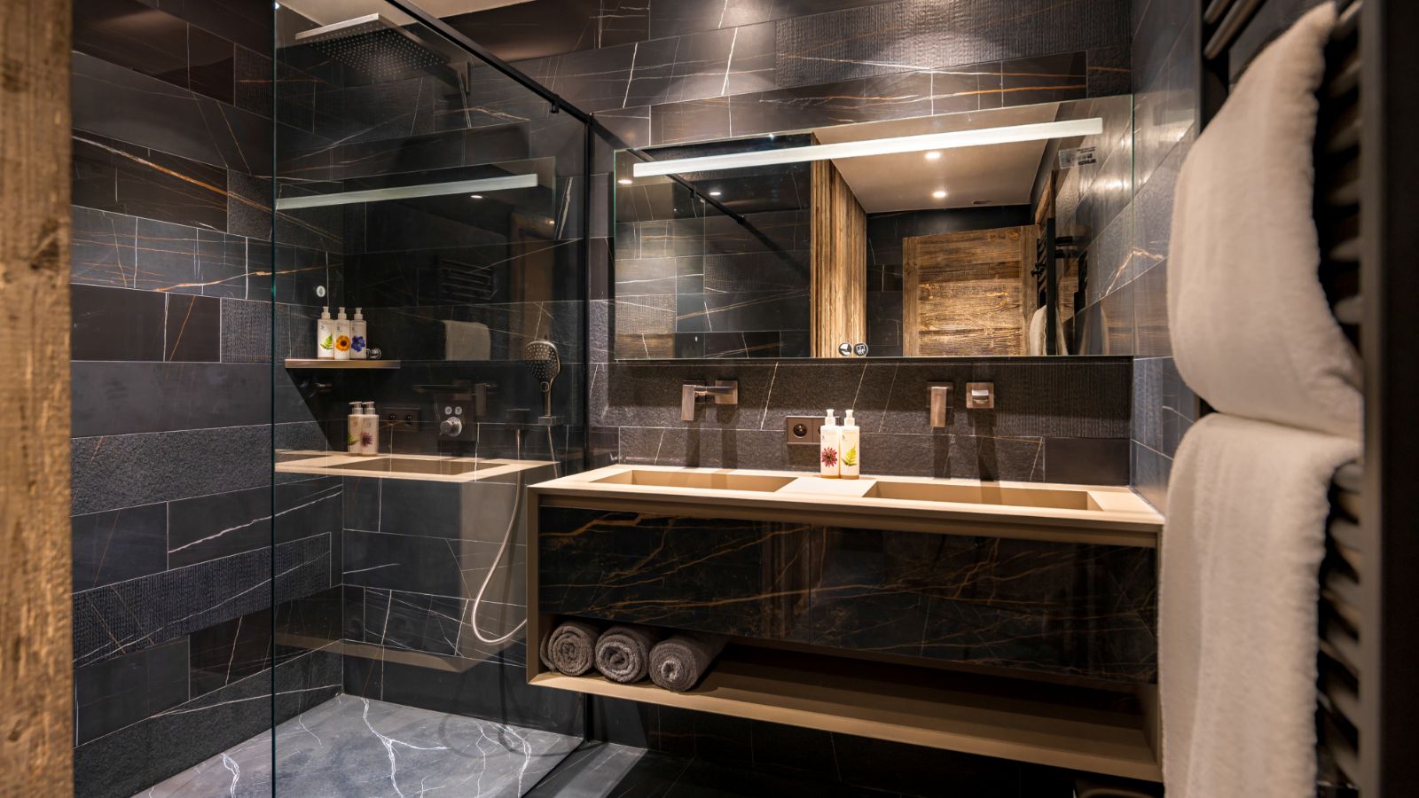 Luxury-ski-chalet-meribel-chalet-lours-rouge-oxford-ski-bathroom.jpg