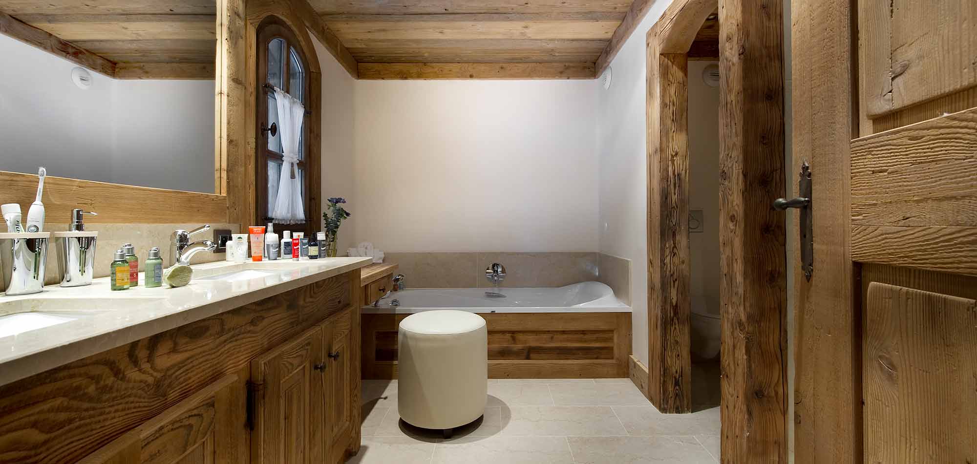 chalet_gentianes_courchevel_1850_oxford_ski_bathrom.jpg