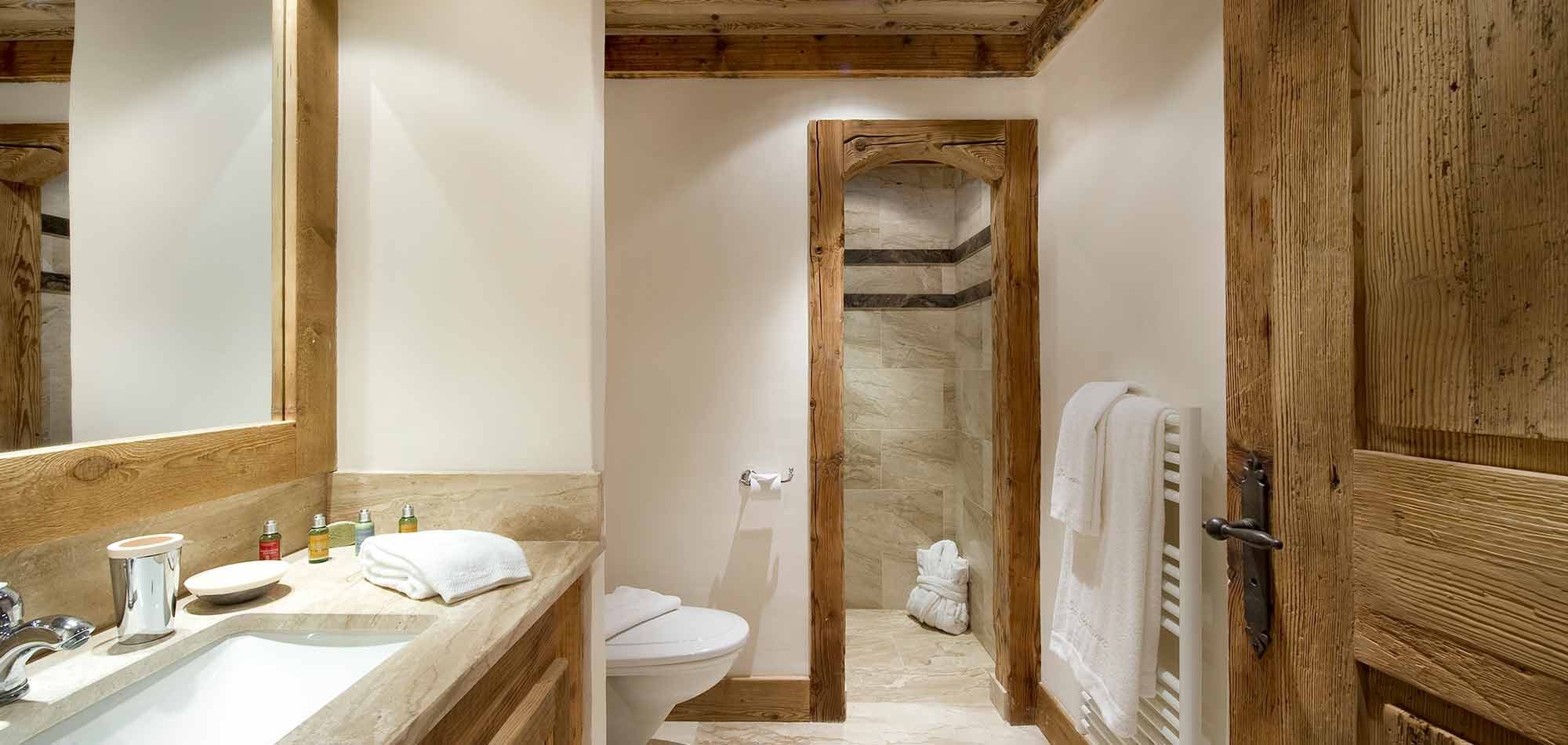chalet_gentianes_courchevel_1850_oxford_ski_batroom.jpg