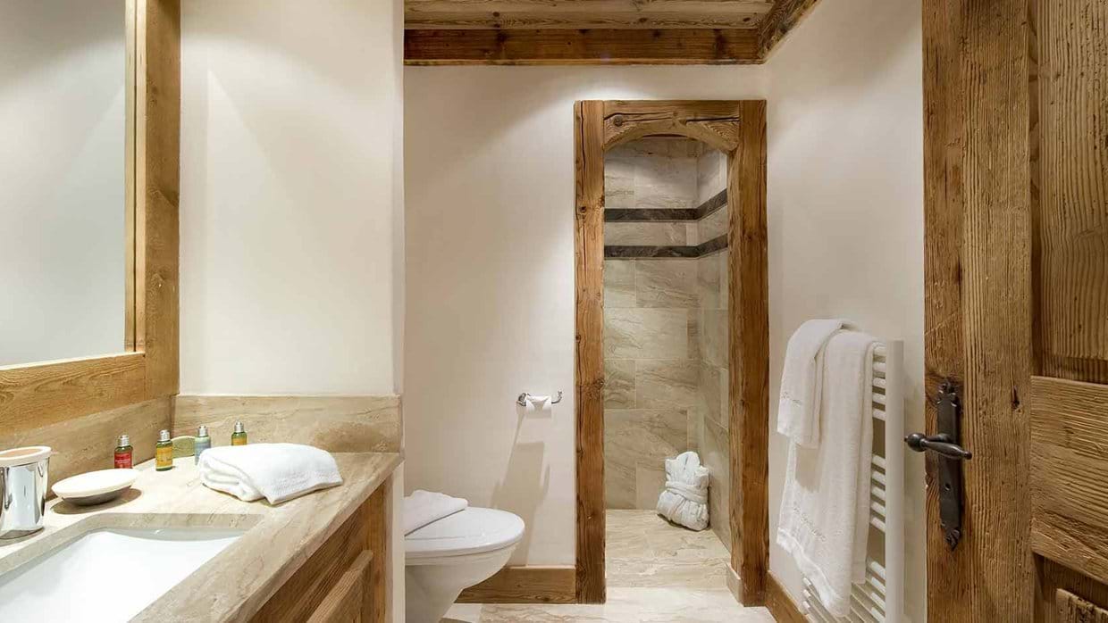 chalet_gentianes_courchevel_1850_oxford_ski_batroom.jpg