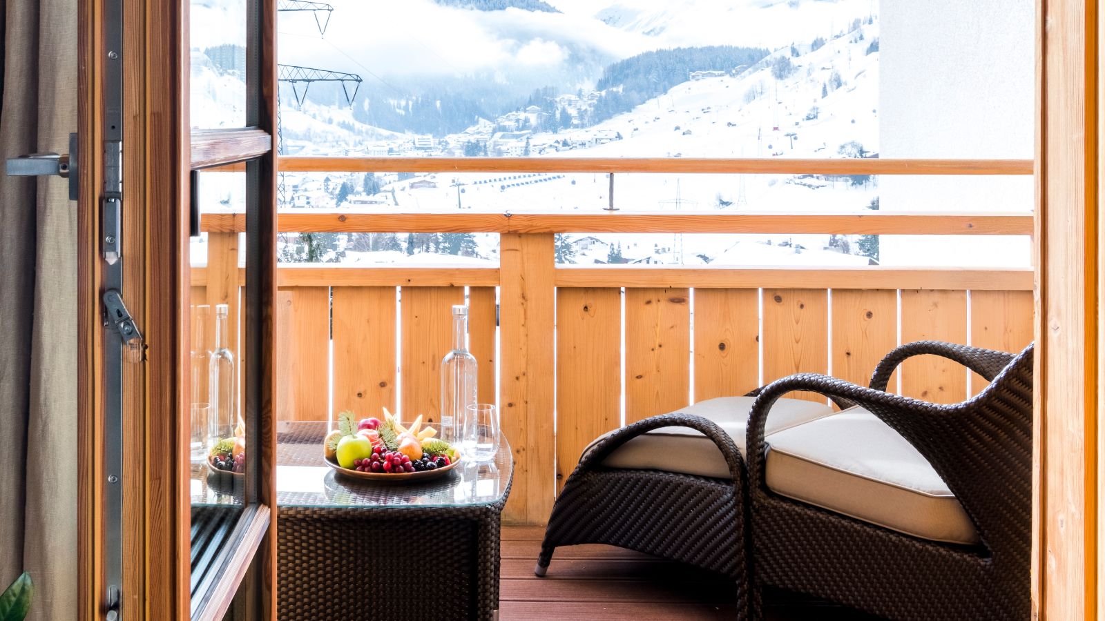 Luxury-ski-hotel-st anton-hotel- tannenhof-oxford-ski-balcony.jpg