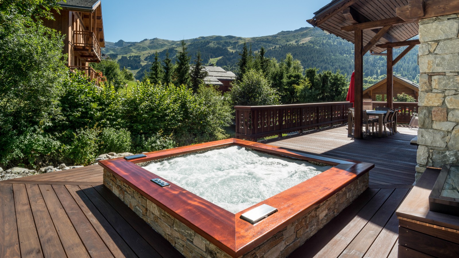luxury_chalet_le_pousse_caillou_meribel_oxford_ski_jacuzzi.jpg