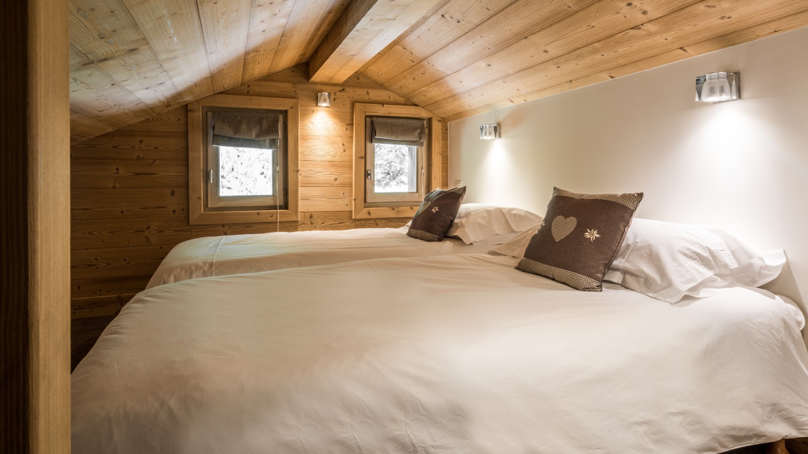 luxury_chalet_le_pousse_caillou_meribel_oxford_ski_mezzanine.jpg