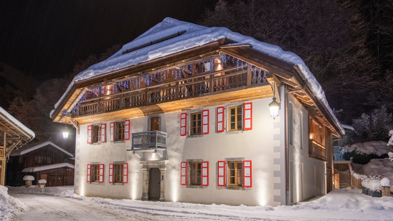 luxury_chalet_morzine_la_maison_oxford_ski_exterior_sn.jpg