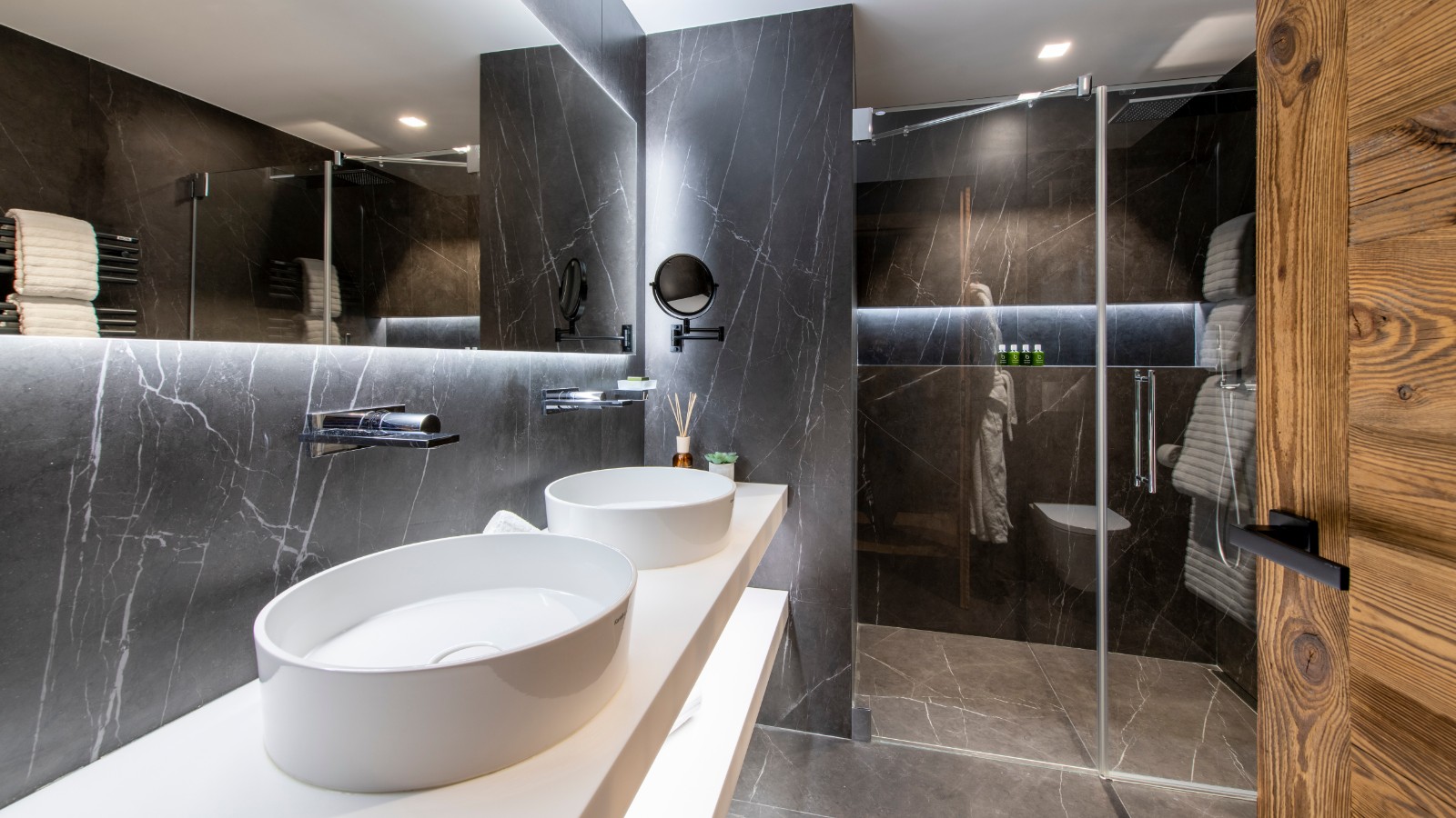 luxury_chalet_morzine_la_maison_oxford_ski_bathroom.jpg