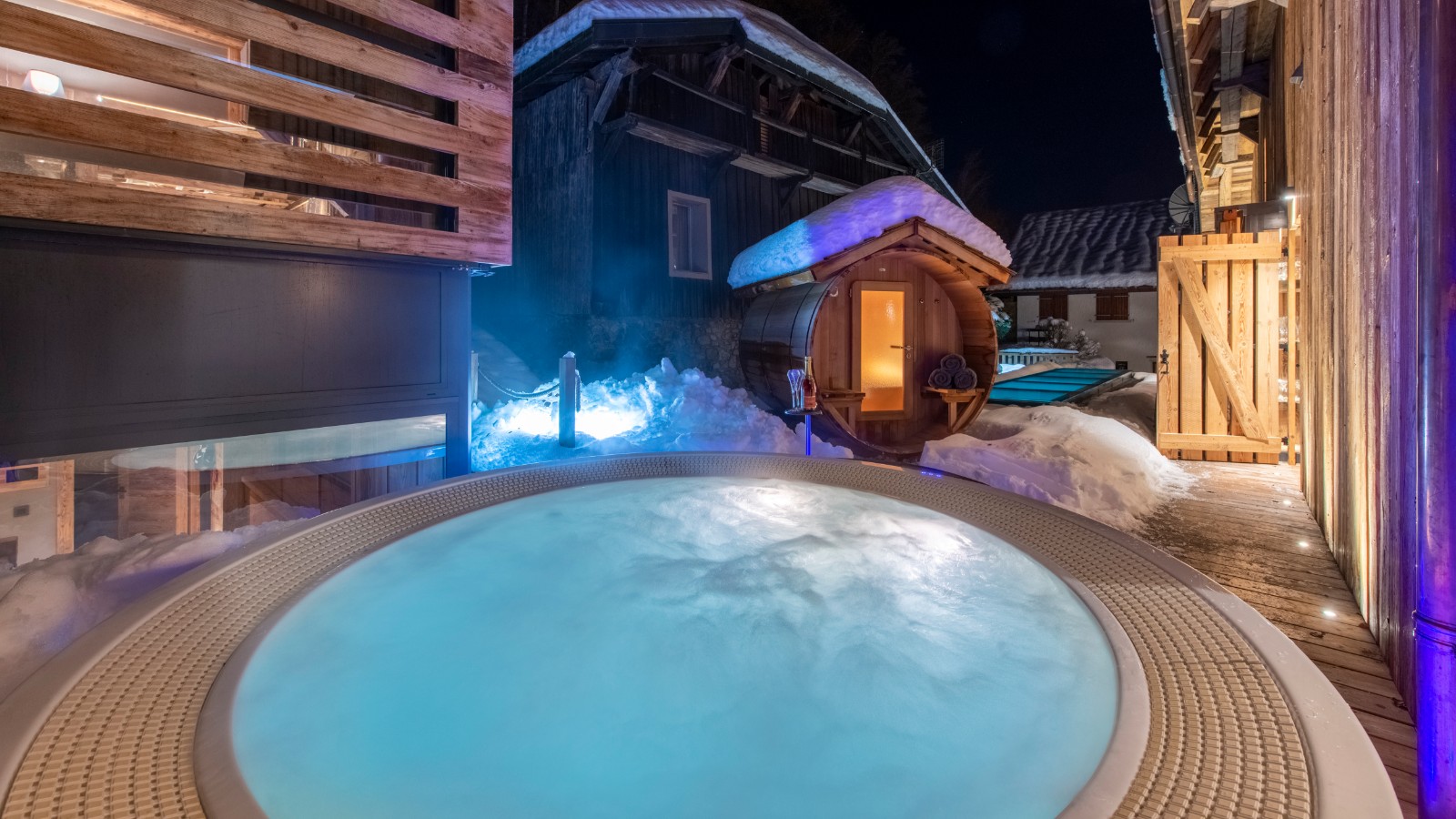 luxury_chalet_morzine_la_maison_oxford_ski_out_jacuzzi.jpg