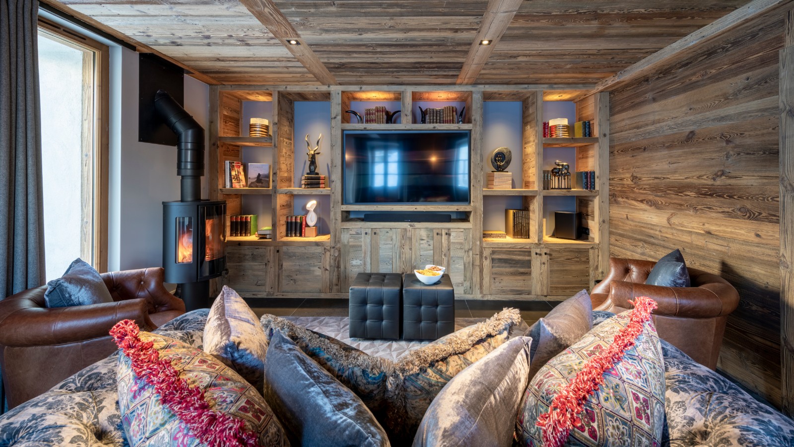 luxury_chalet_morzine_la_maison_oxford_ski_sitting.jpg
