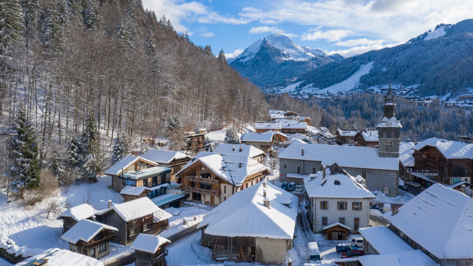 luxury_chalet_morzine_la_maison_oxford_ski_town.jpg