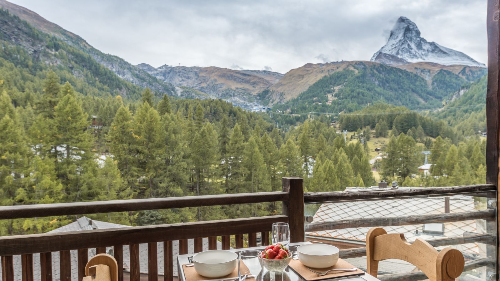 Luxury-Ski-Chalet-Zermatt-Schluhmatt-Oxford-Ski-balcony (1).jpg