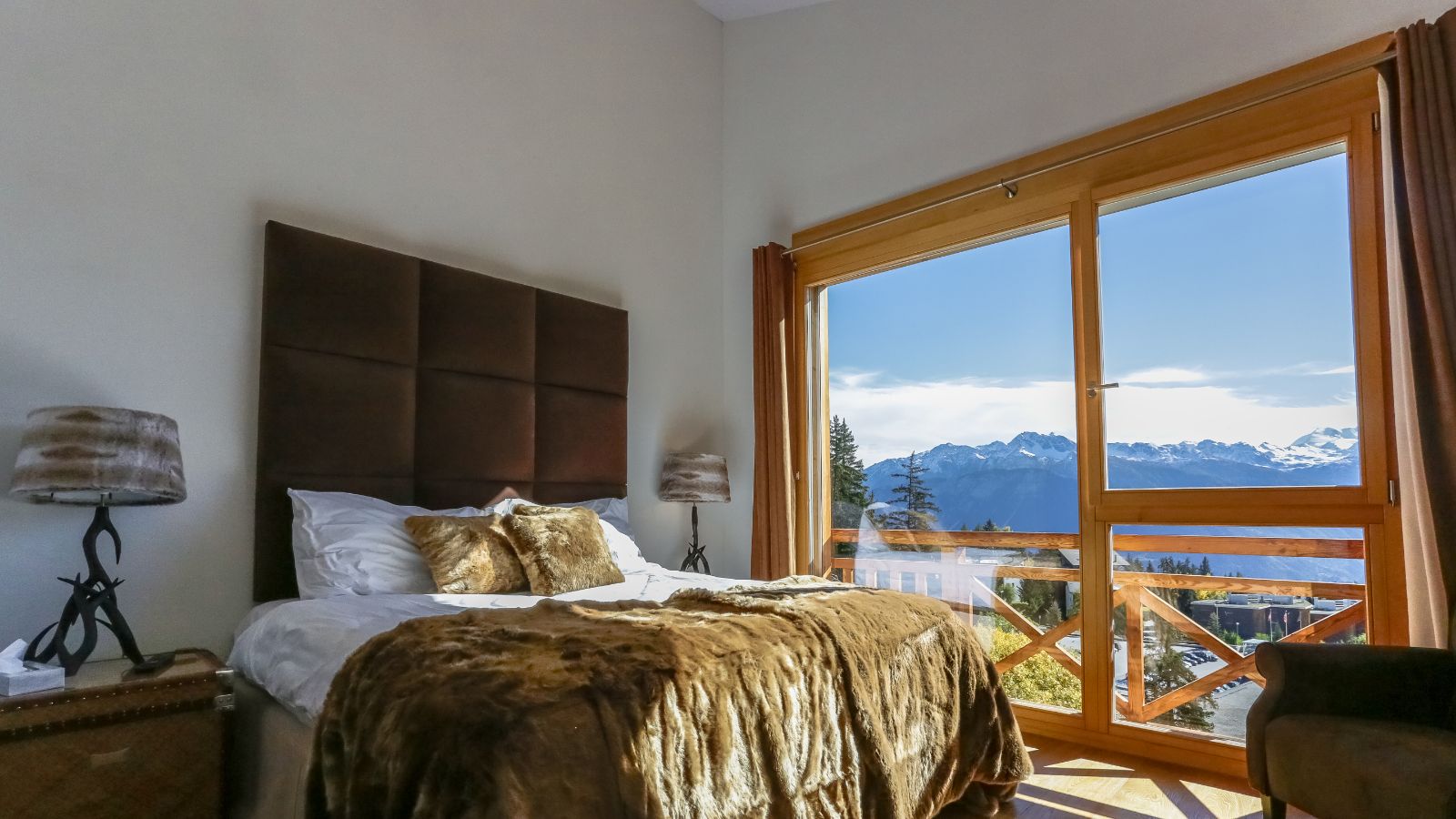 Luxury-Ski-Chalet-CransMont-Rene-bedroom.jpg