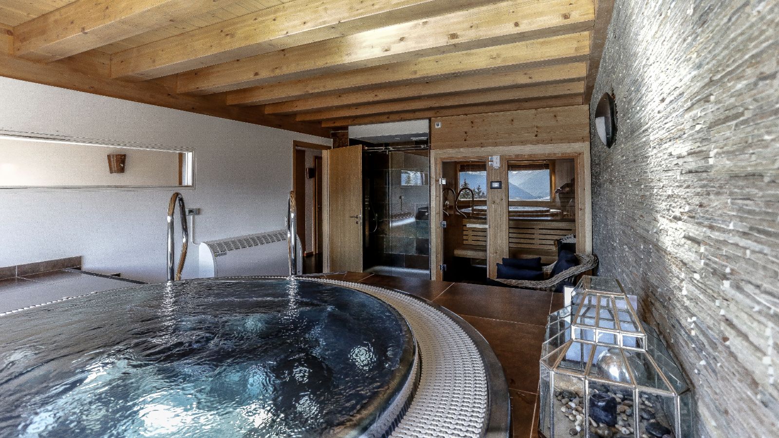 Luxury-Ski-Chalet-CransMont-Rene-hot-tub.jpg