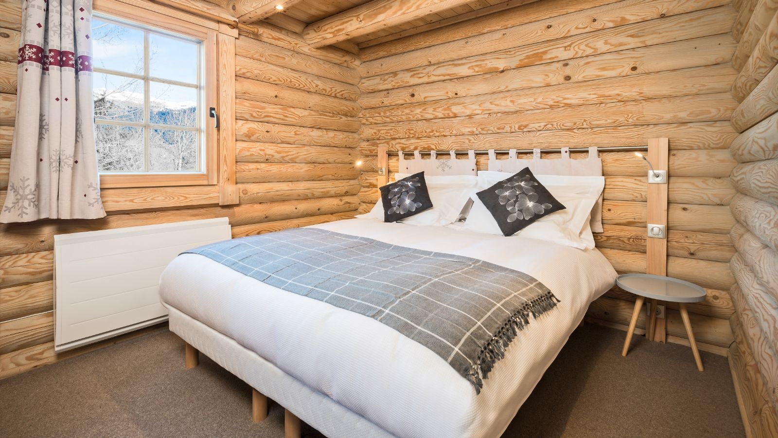 luxury-ski-chalet-la-tania-ecritoire-oxford-ski-bedroom (3).jpg