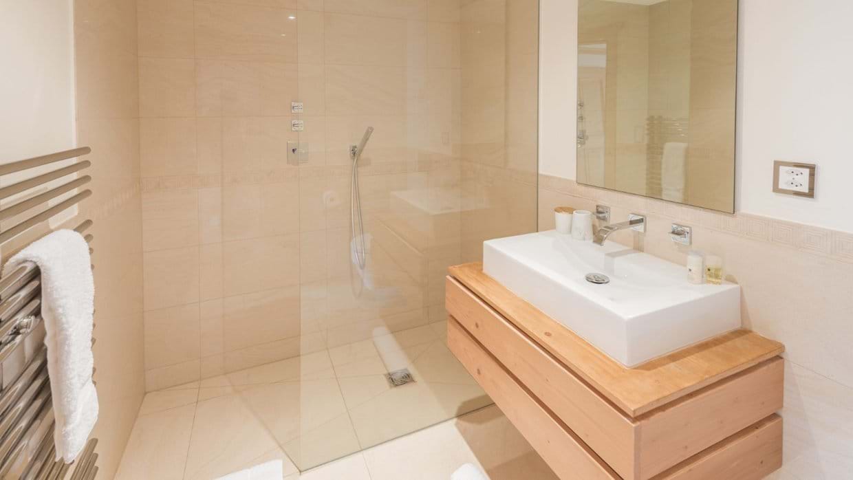 luxury-ski-chalet-zermatt-damore-oxford-ski-showerro.jpg