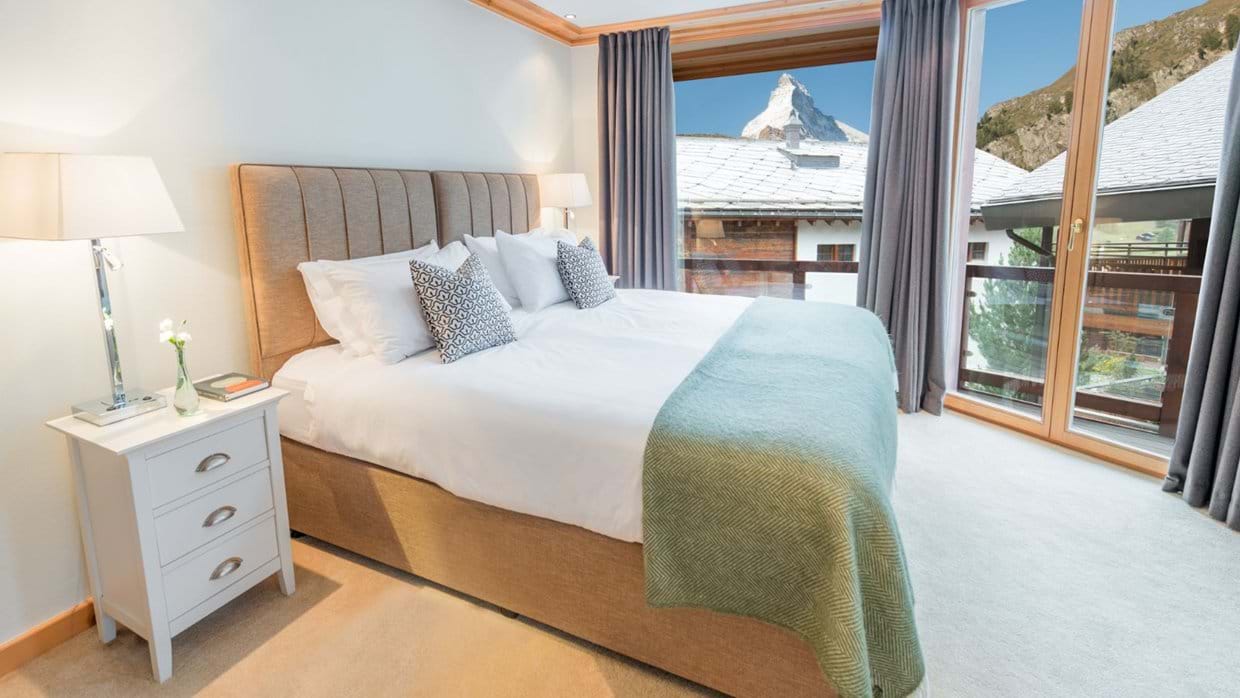 luxury-ski-chalet-zermatt-damore-oxford-ski-bed.jpg