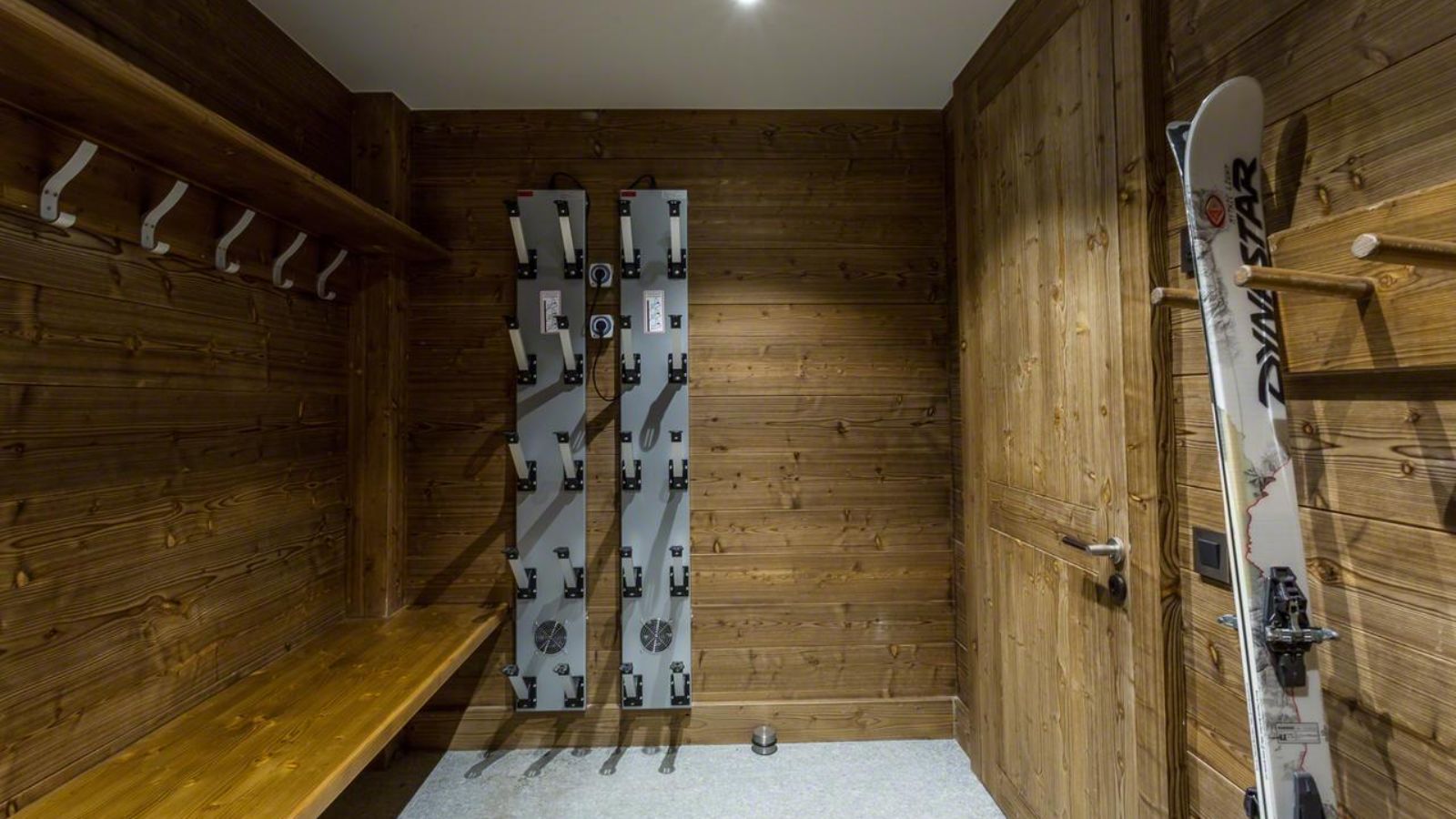 luxury-ski-chalets-chamonix-big-bear-oxford-ski-boot-room.jpg