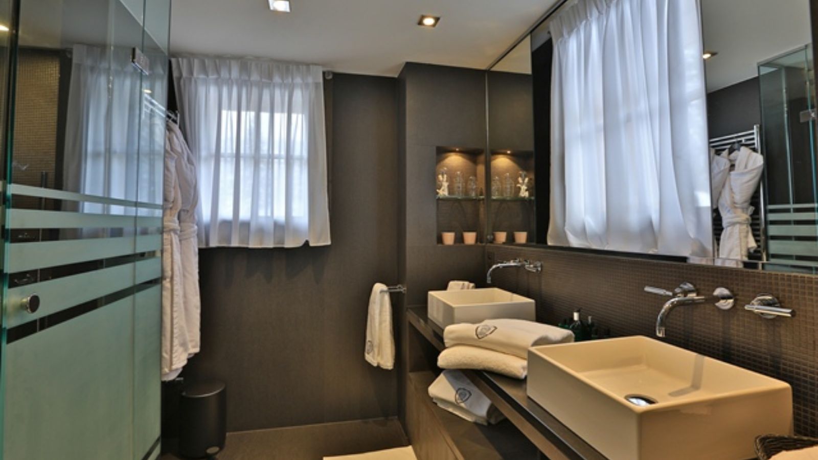 luxury-ski-chalet-megeve-dana-oxford-ski-bath room 7.jpg