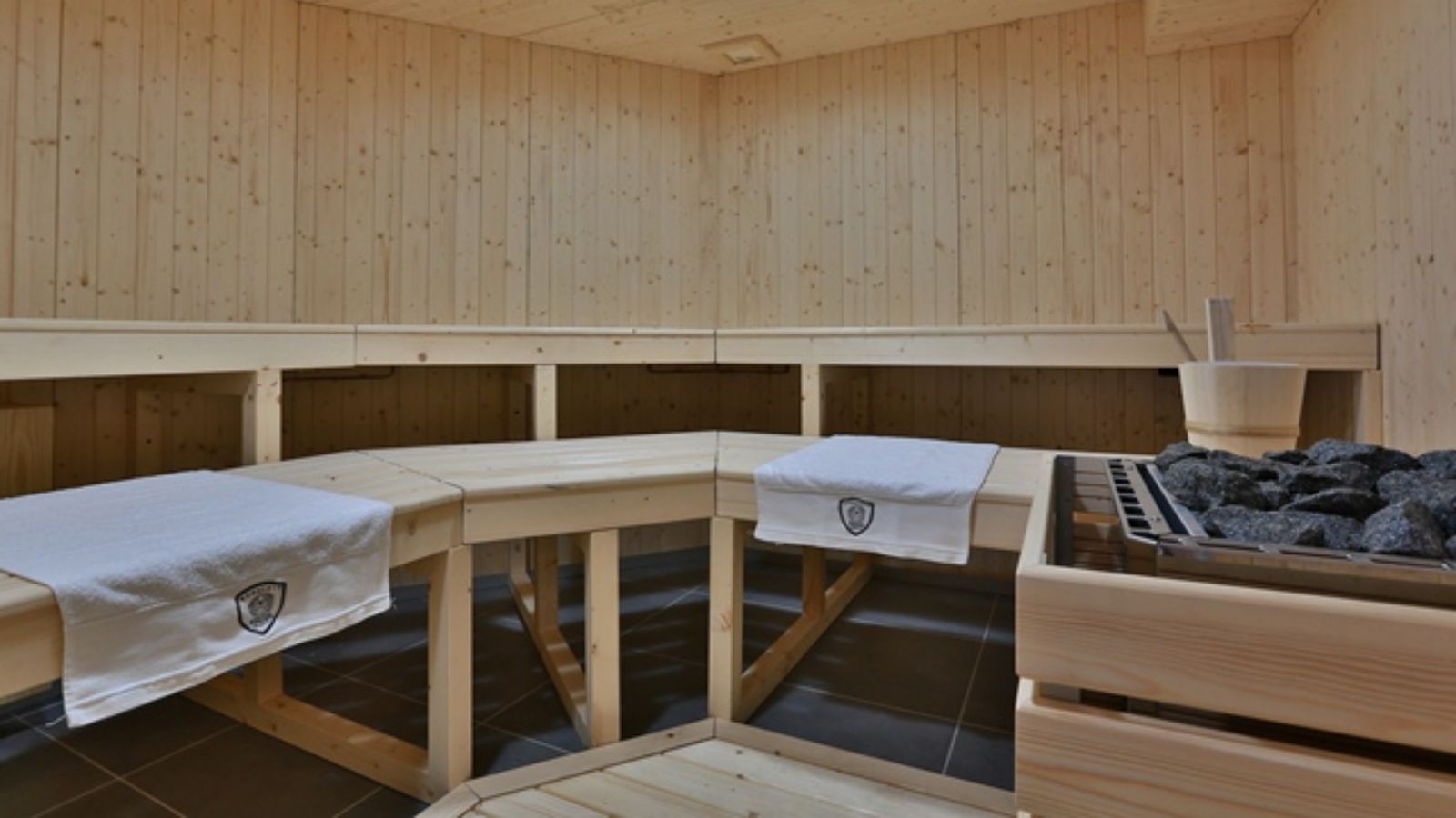 luxury-ski-chalet-megeve-dana-oxford-ski-sauna.jpg