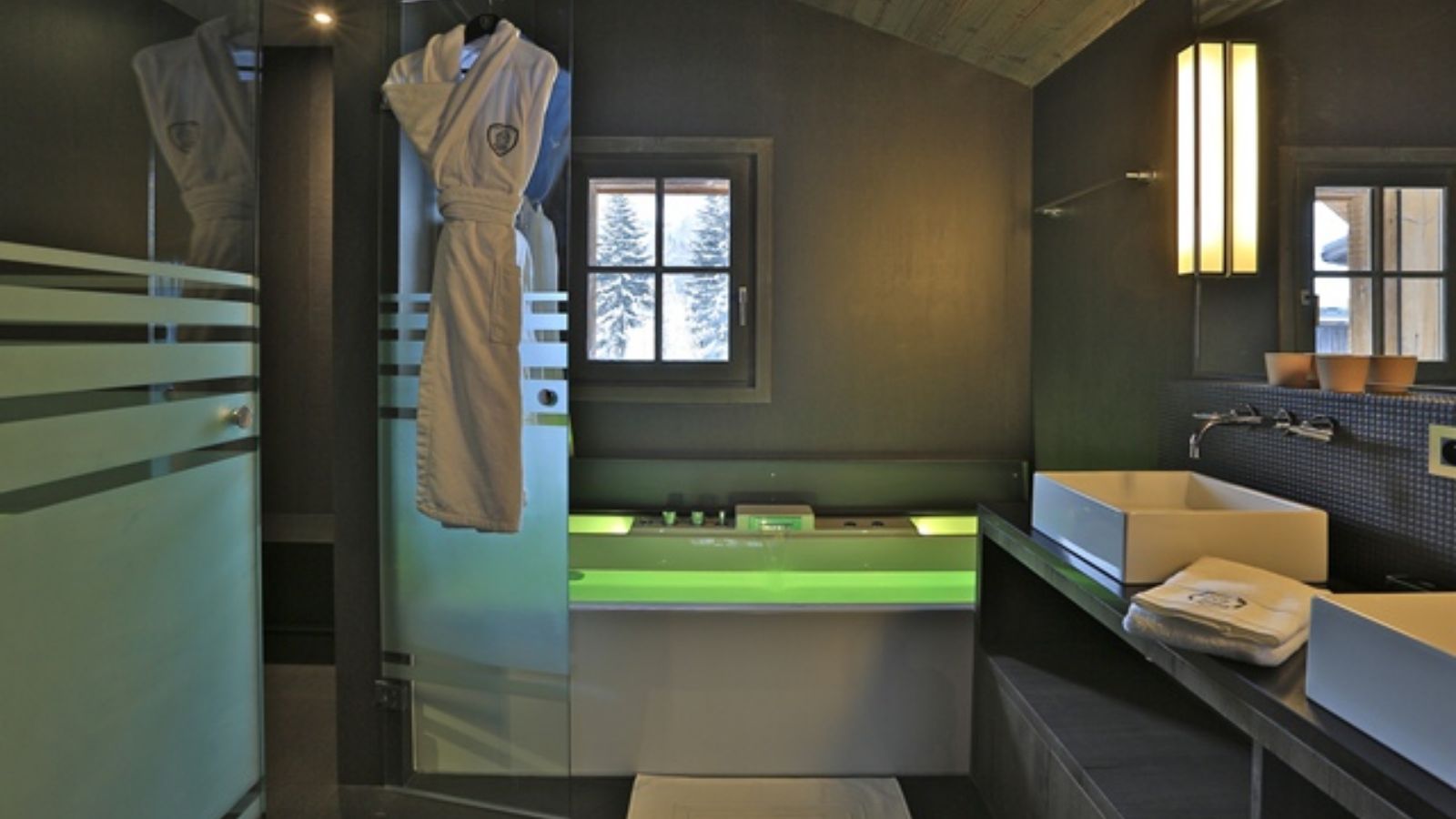 luxary-ski-megeve-dana-oxford-ski-bath room 2.jpg