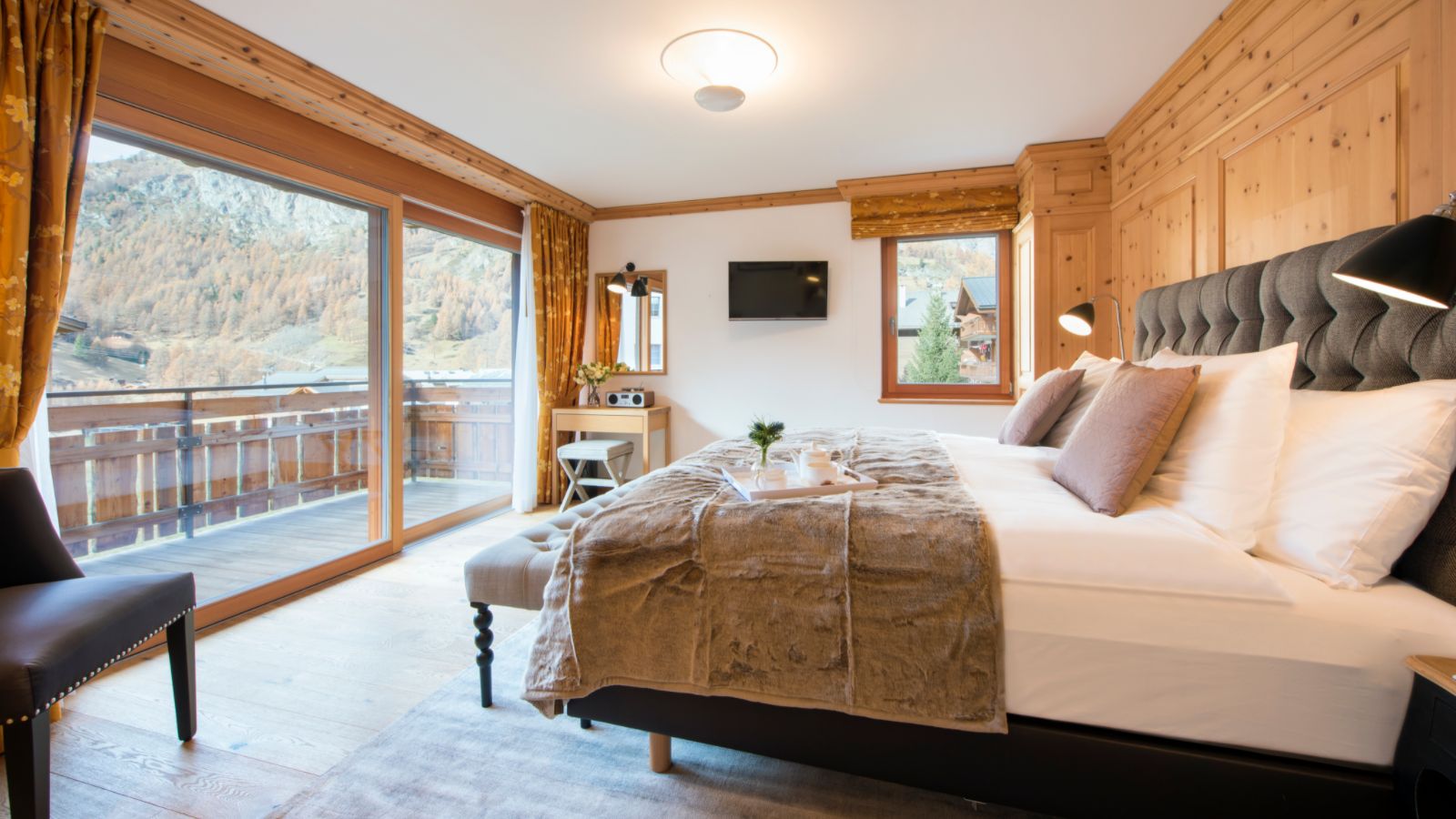 luxury-ski-chalet-zermatt-shalimar-oxford-ski-bedroom (3).jpg