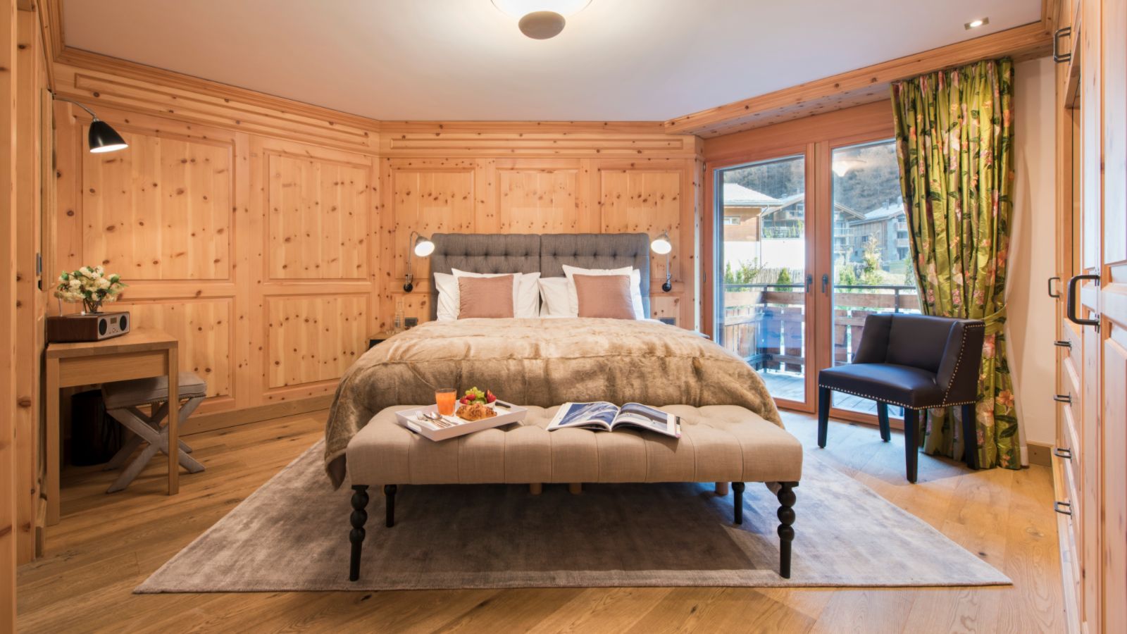 luxury-ski-chalet-zermatt-shalimar-oxford-ski-bedroom (8).jpg