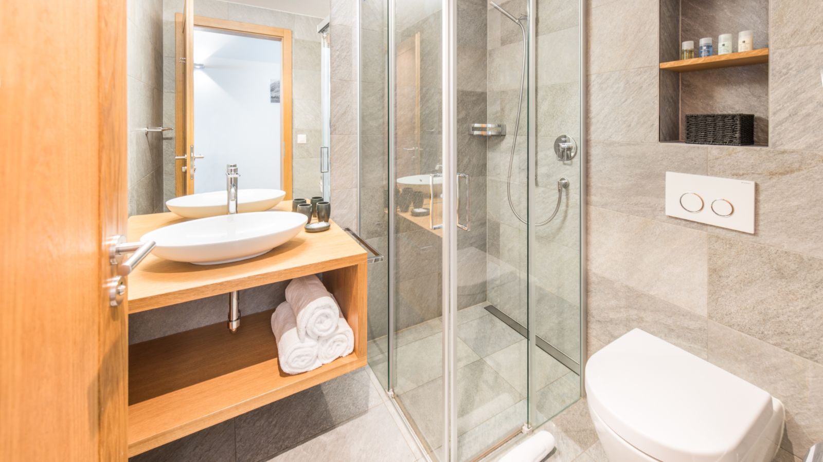 luxury-ski-chalet-zermatt-lys-oxford-ski-bathroom (1).jpg